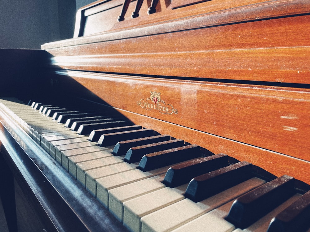 茶色と白のピアノ鍵盤