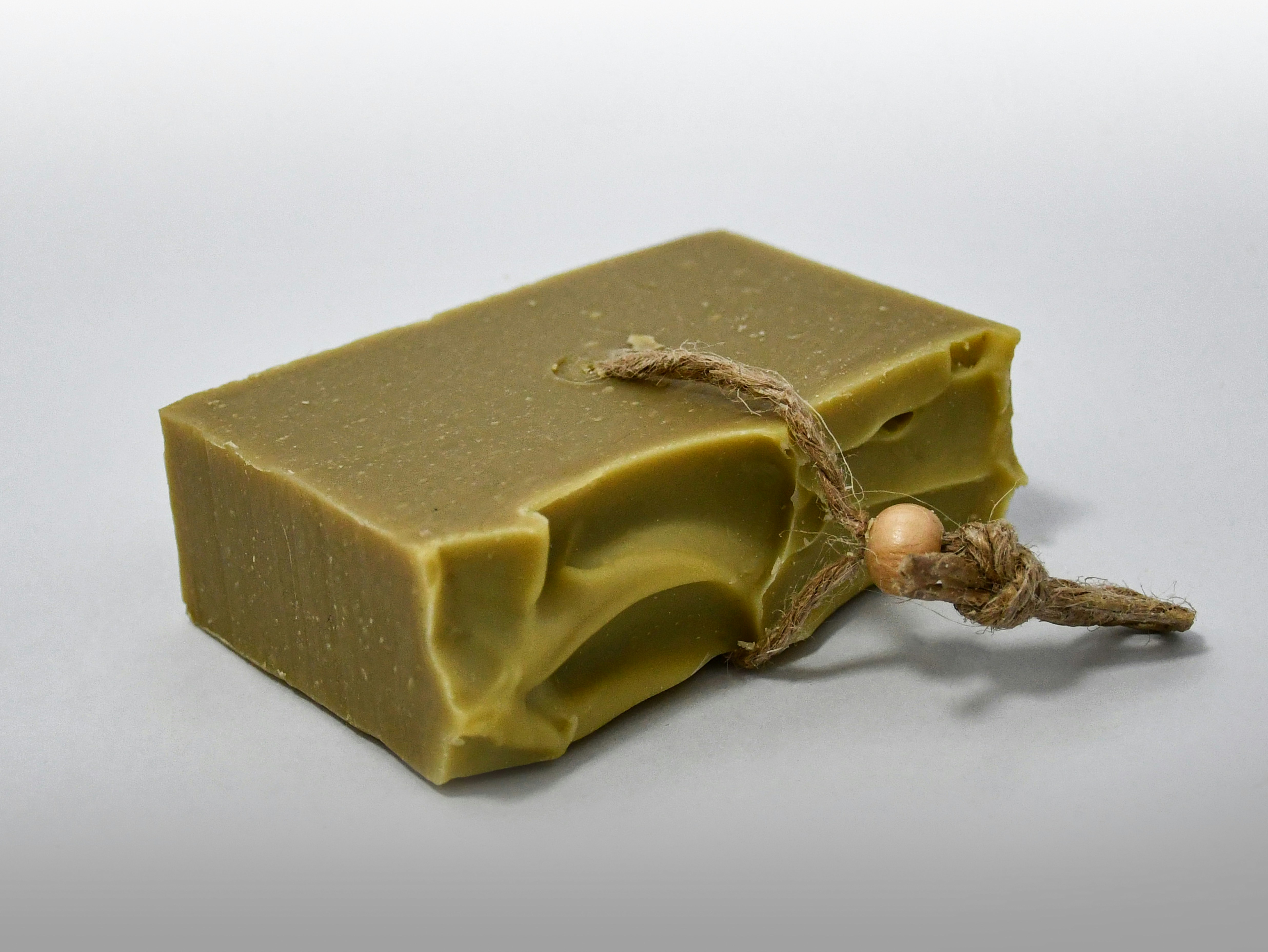 Grüner Kuchen auf weißem Tisch