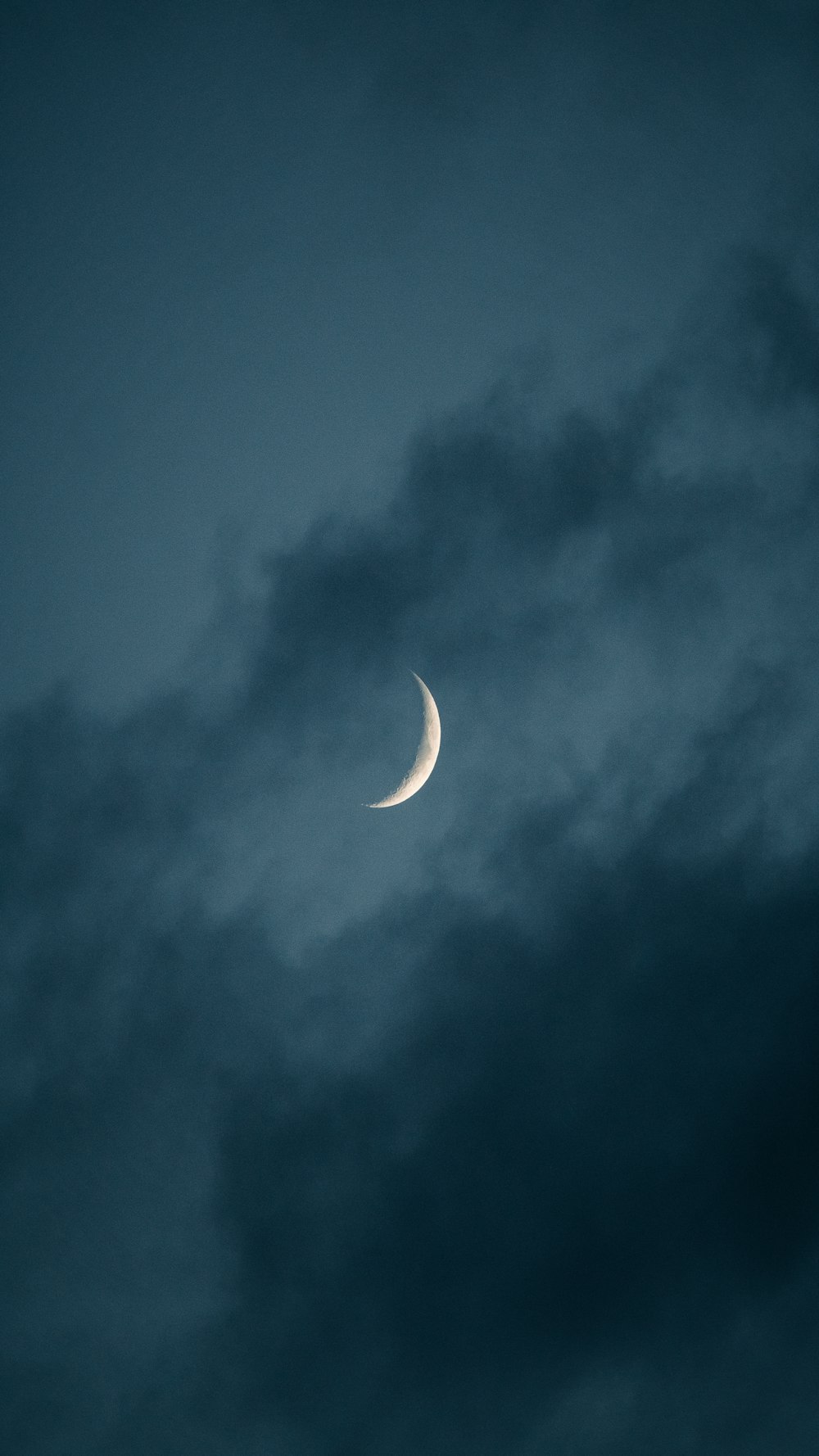 Foto Media luna en el cielo – Imagen Gris gratis en Unsplash
