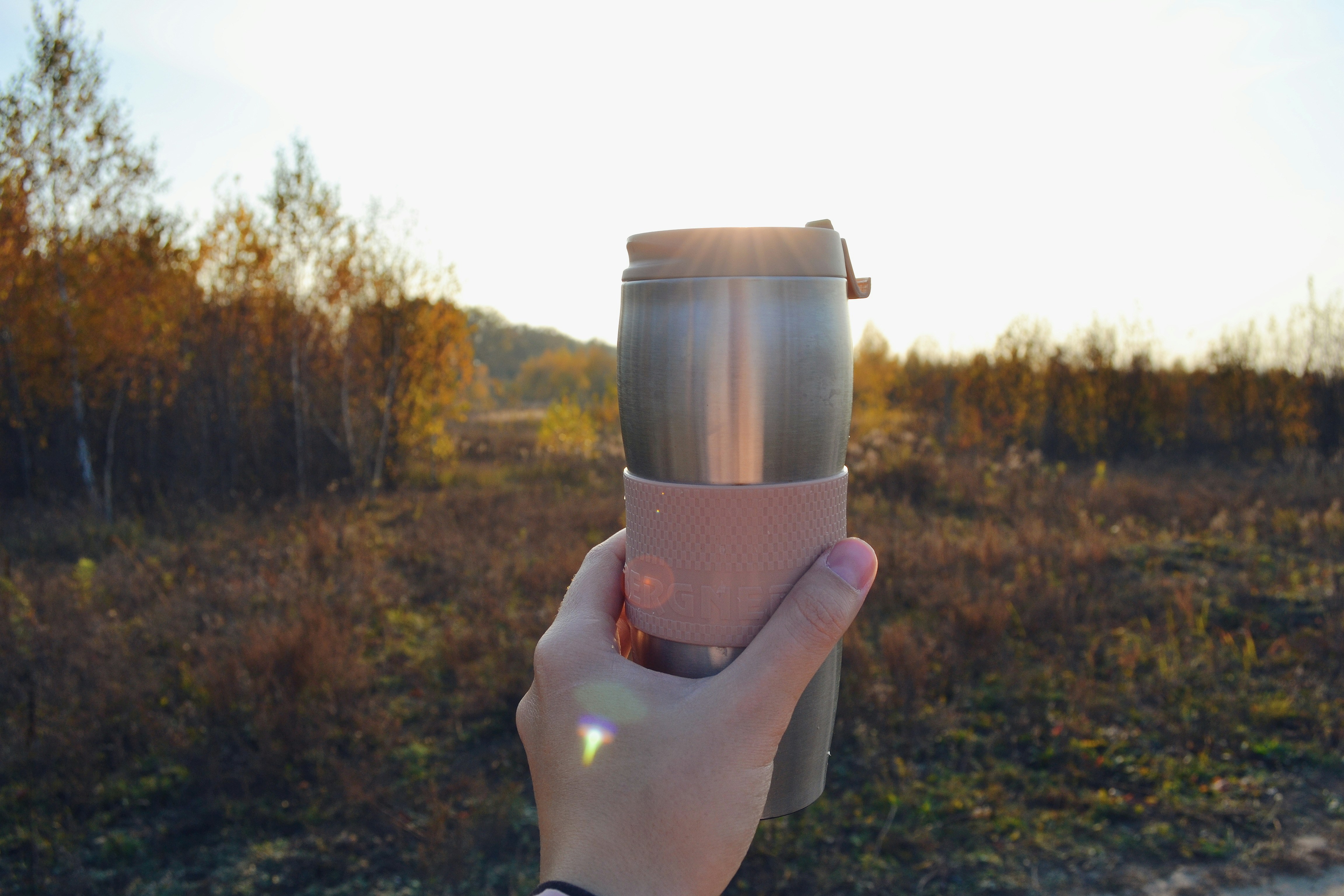 Boisson énergétique naturelle à base de fruits frais et de légumes verts dans un verre transparent.