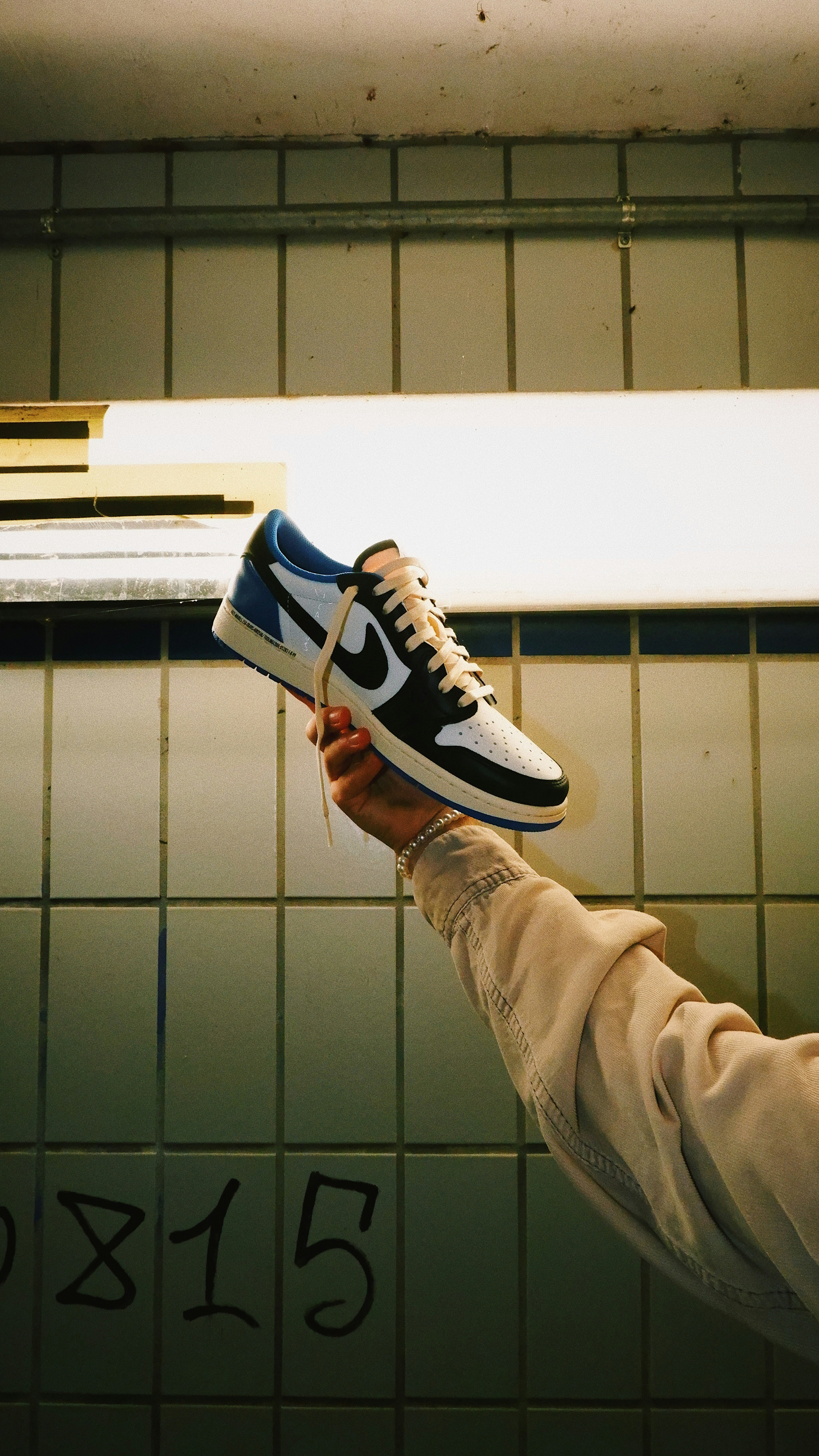 黒と白のナイキ スニーカーを履いているベージュのズボンの人の写真 Unsplashで見つけるalemanhaの無料写真