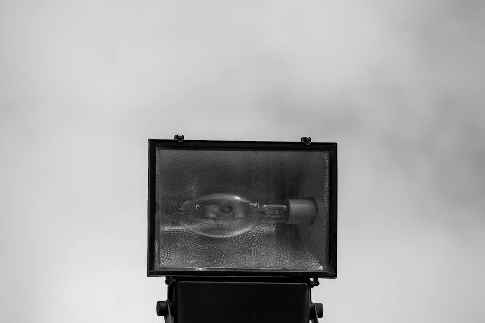 Fotocamera nera in fotografia in scala di grigi
