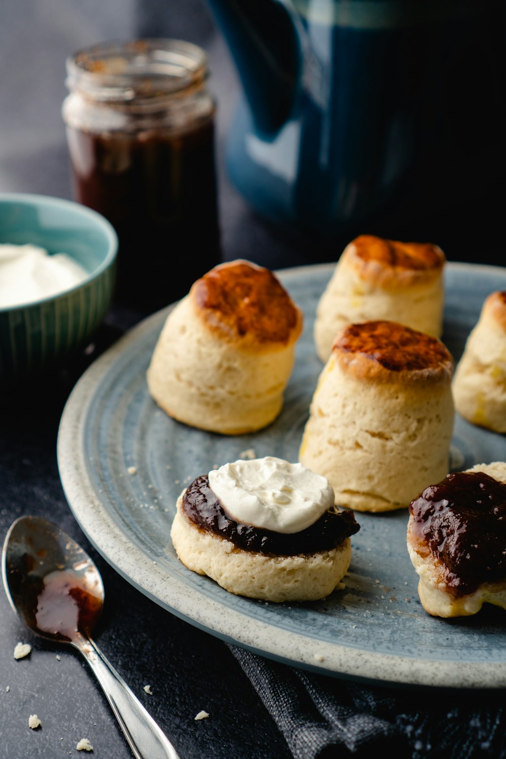 Pâtisserie blanche et brune sur assiette en céramique bleue