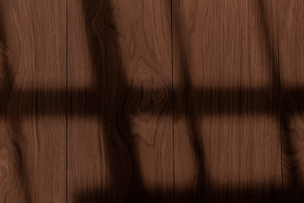 Surface en bois brun avec des lignes noires