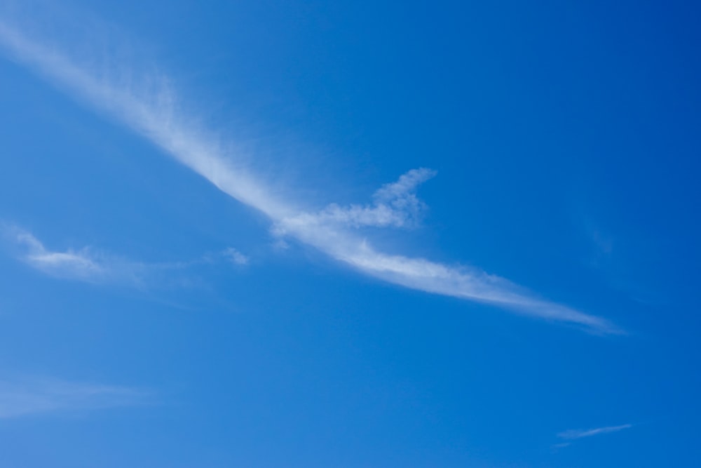 nuages blancs et ciel bleu pendant la journée