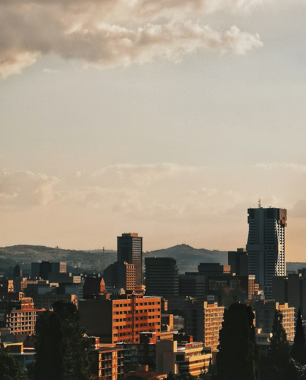 skyline della città sotto il cielo nuvoloso grigio durante il giorno