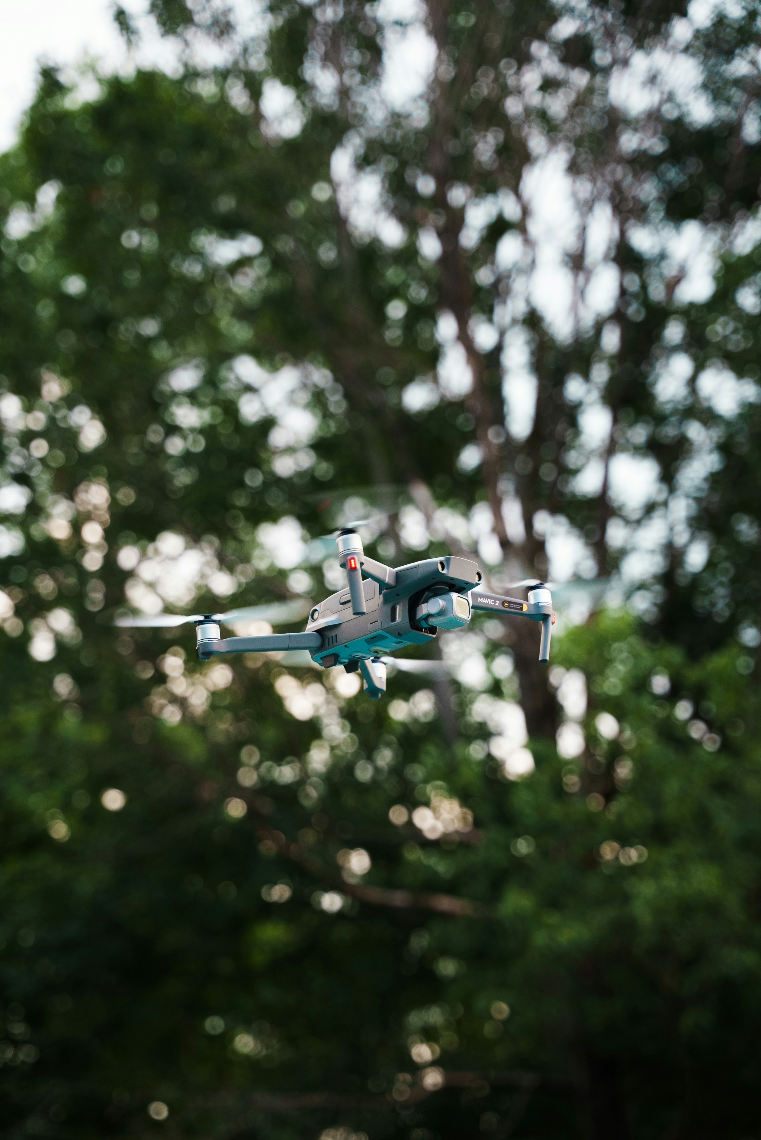Drone bleu et blanc volant