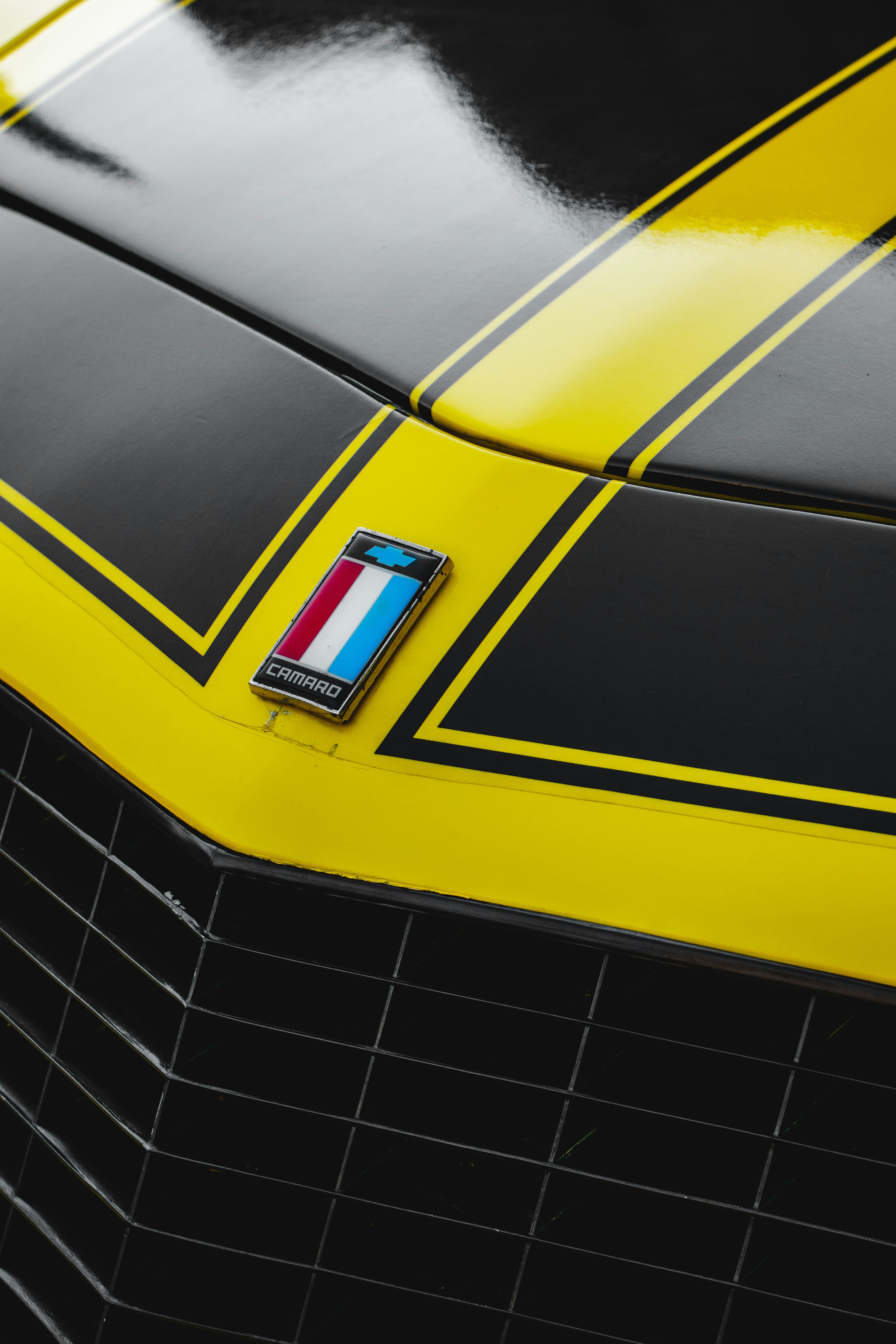 voiture jaune et noire en gros plan