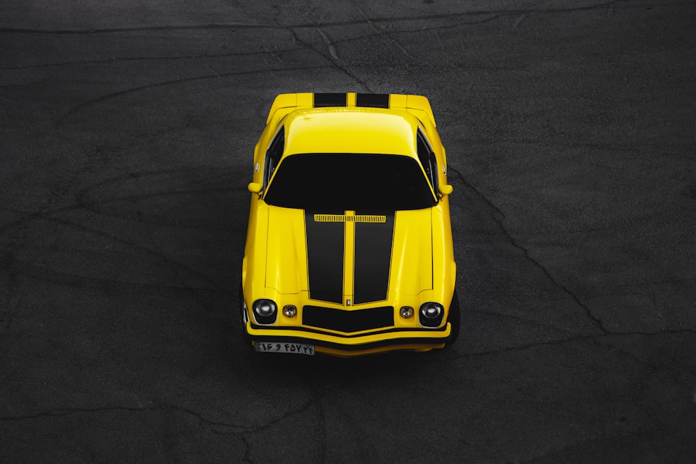Lamborghini Aventador jaune sur route asphaltée noire