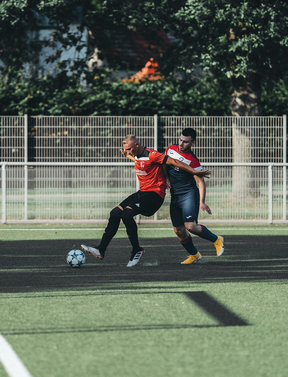 Foto Duas pessoas apertando as mãos em um jogo de campo de futebol – Imagem  de Futebol grátis no Unsplash