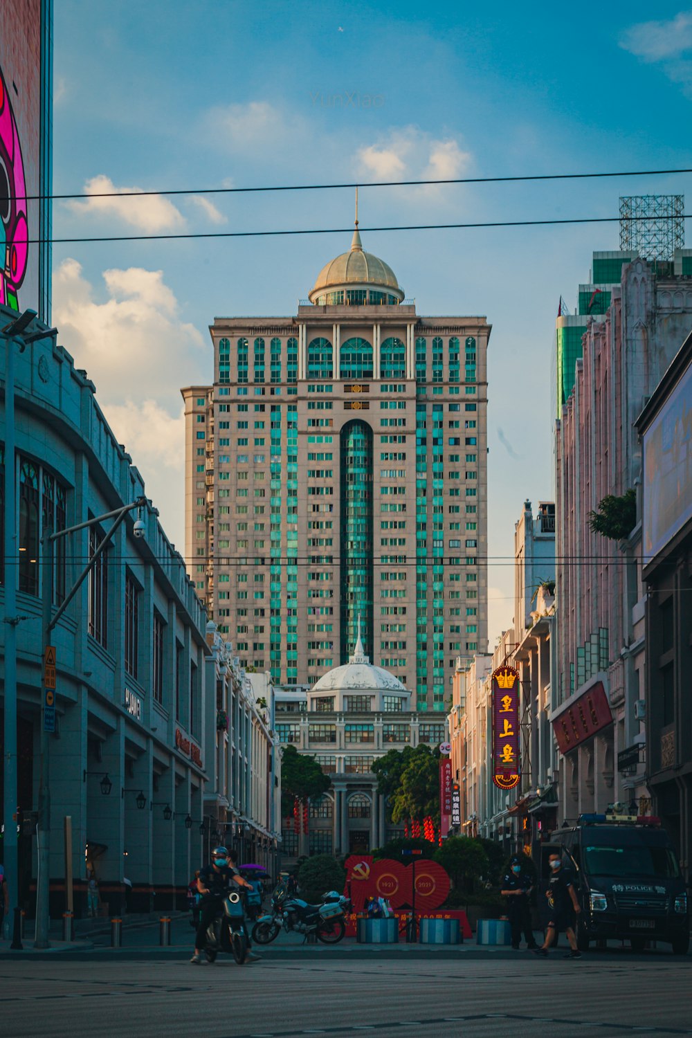 Edificio in cemento bianco e marrone sotto il cielo blu durante il giorno