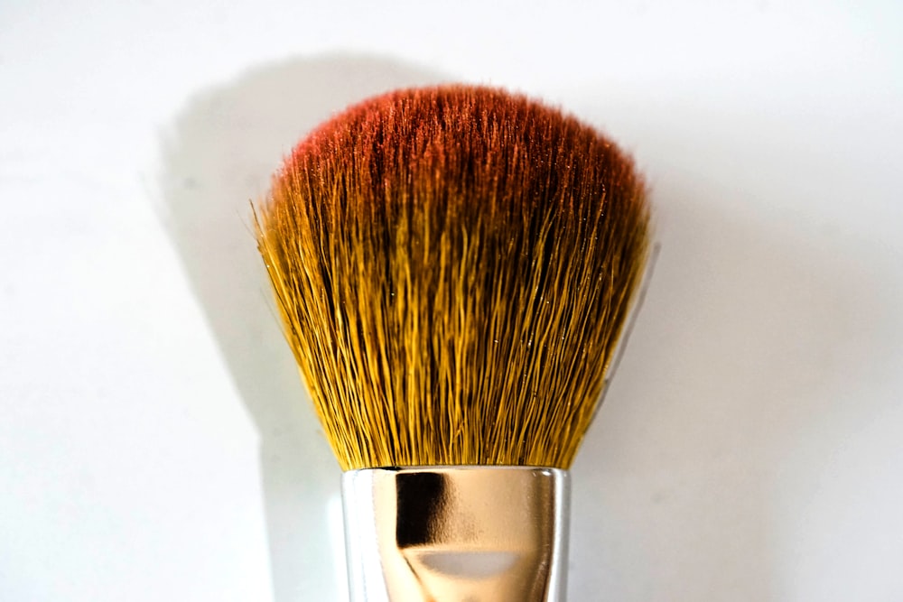 pinceau de maquillage marron et argent