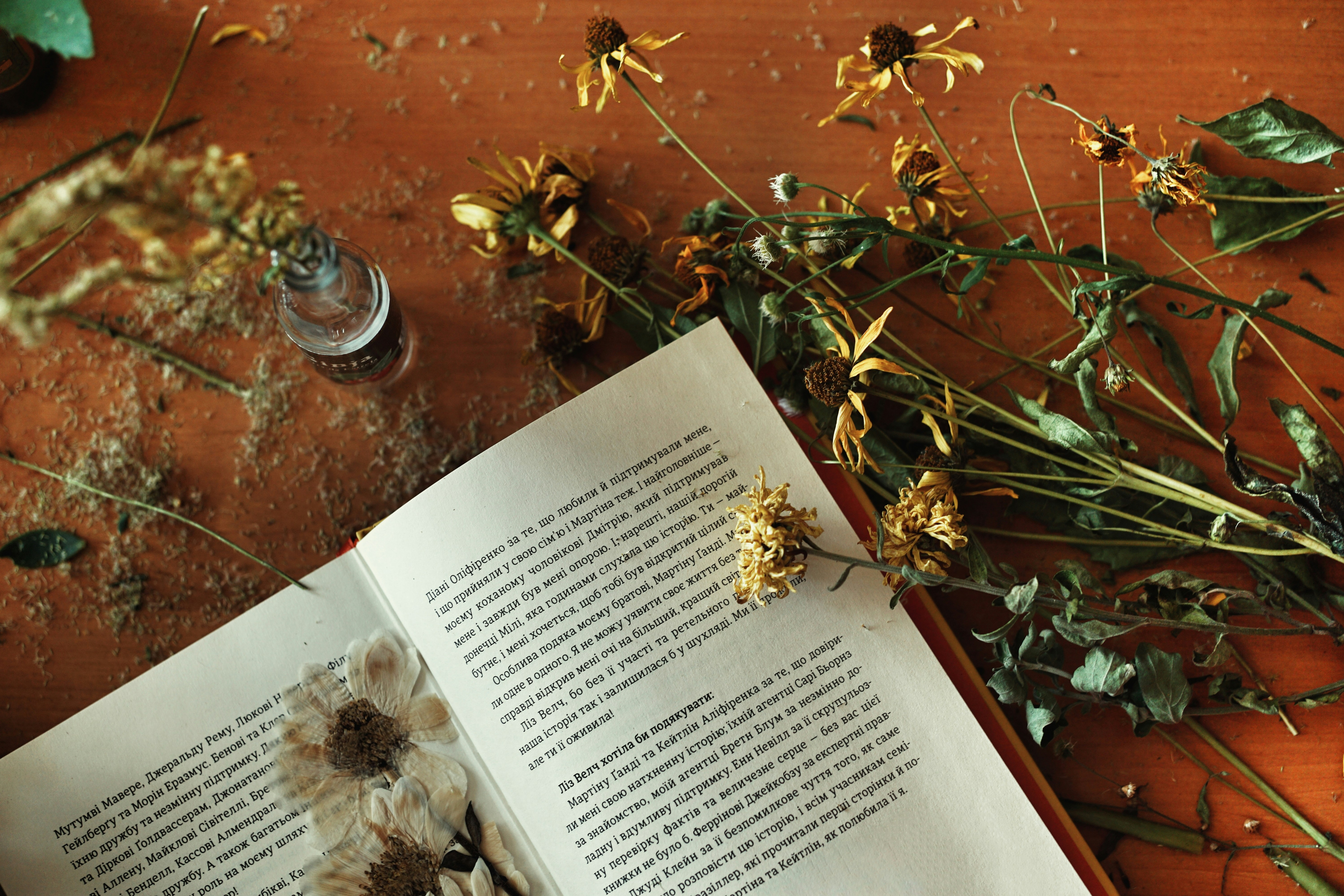 Papel blanco de impresora sobre mesa de madera marrón