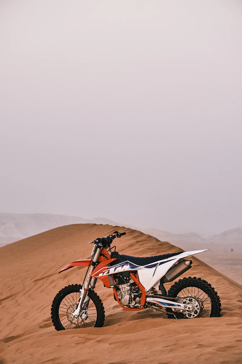 Moto de motocross en el desierto