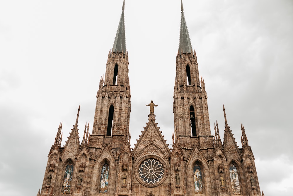 église en béton brun et gris