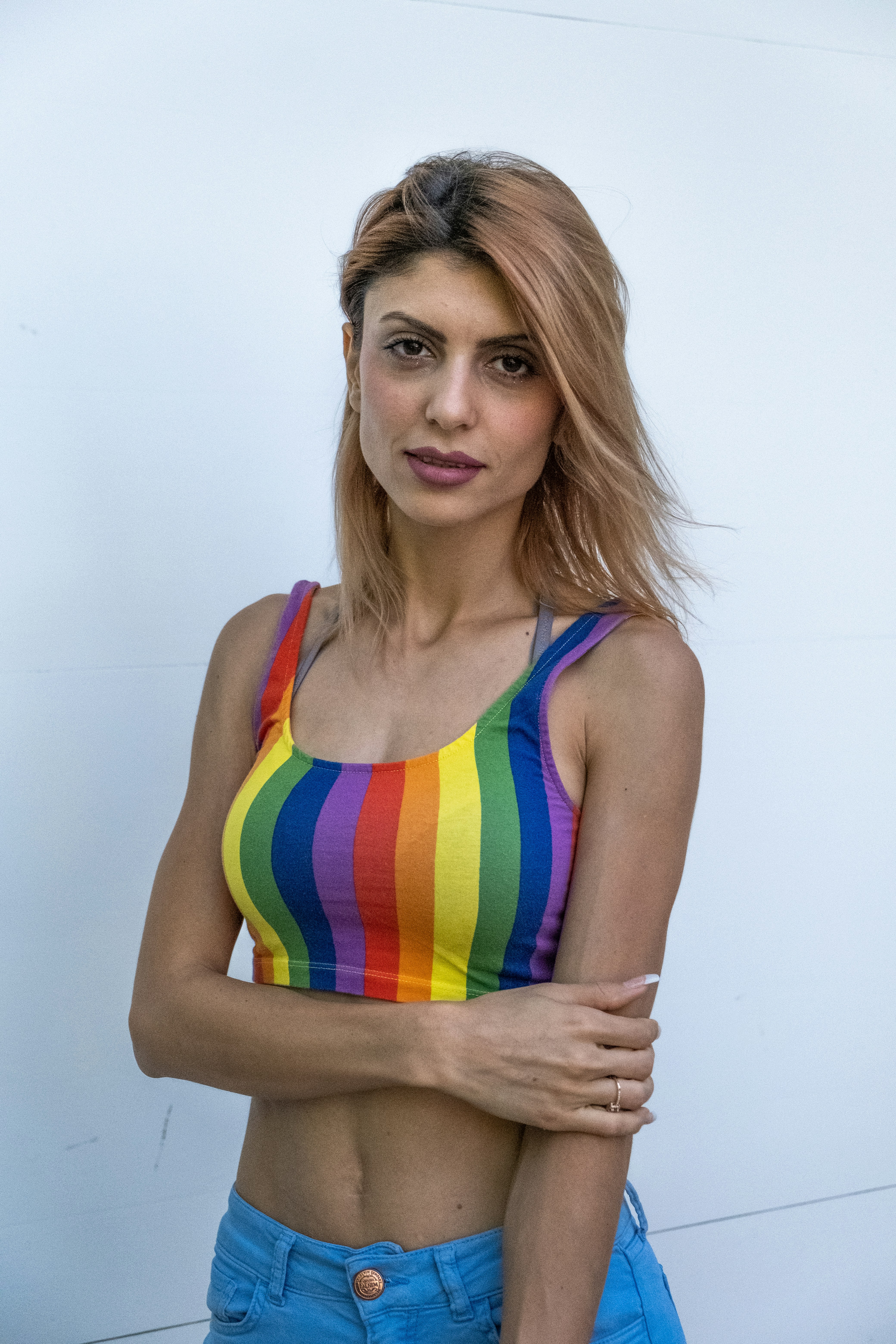mulher na regata rosa e amarela