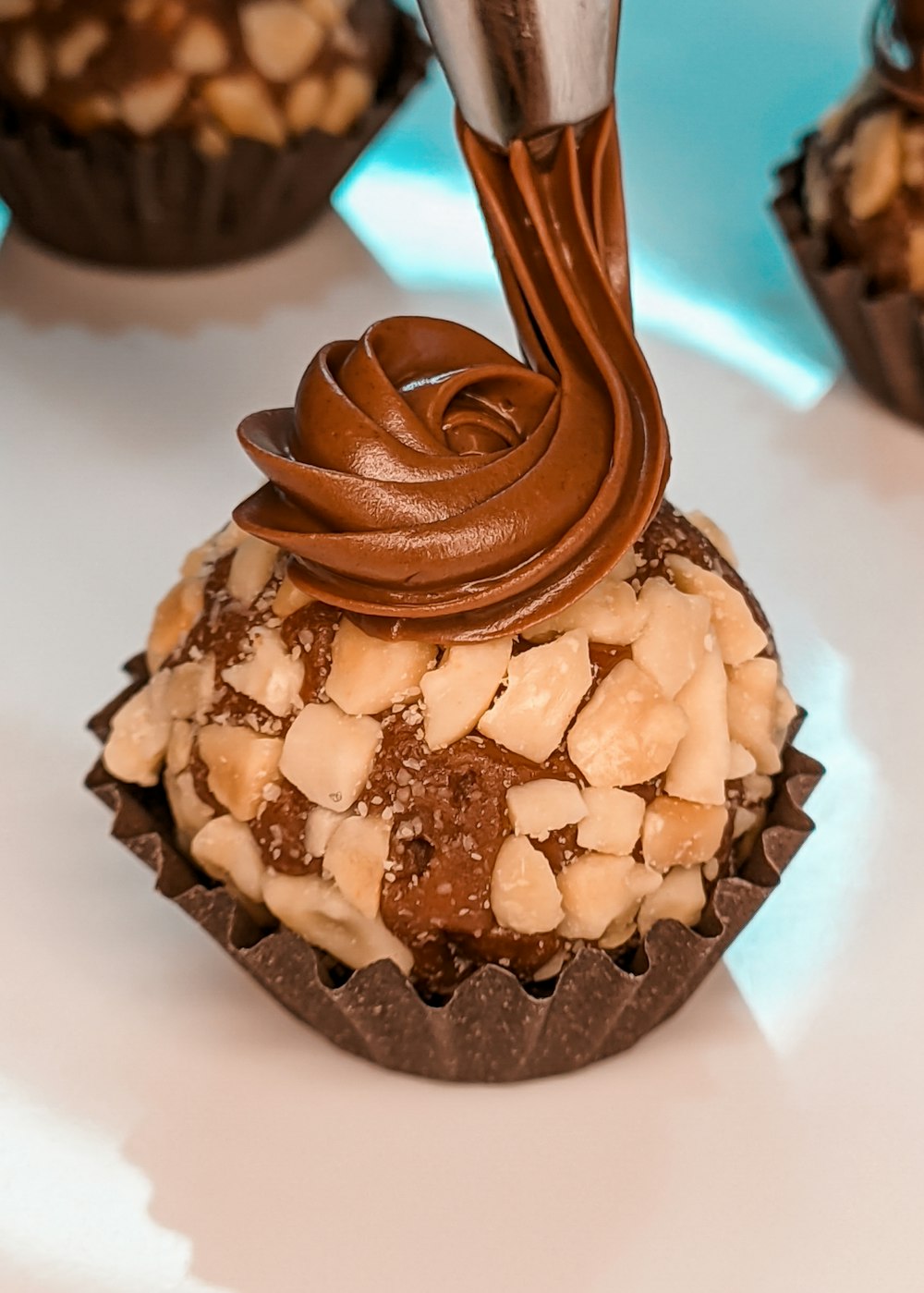 gâteau au chocolat sur table blanche