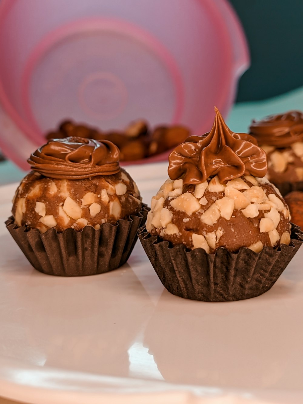 Cupcakes au chocolat sur assiette en céramique blanche