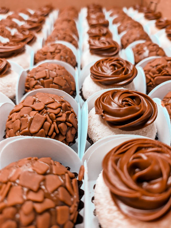 Taça com brigadeiros de chocolate