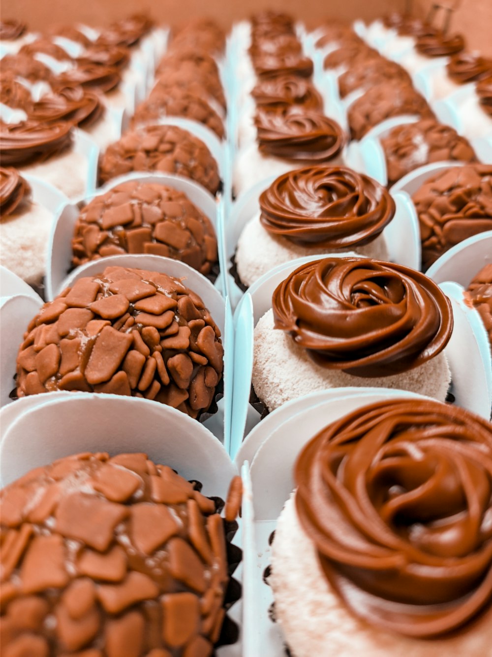 biscuits bruns sur bol en céramique blanche