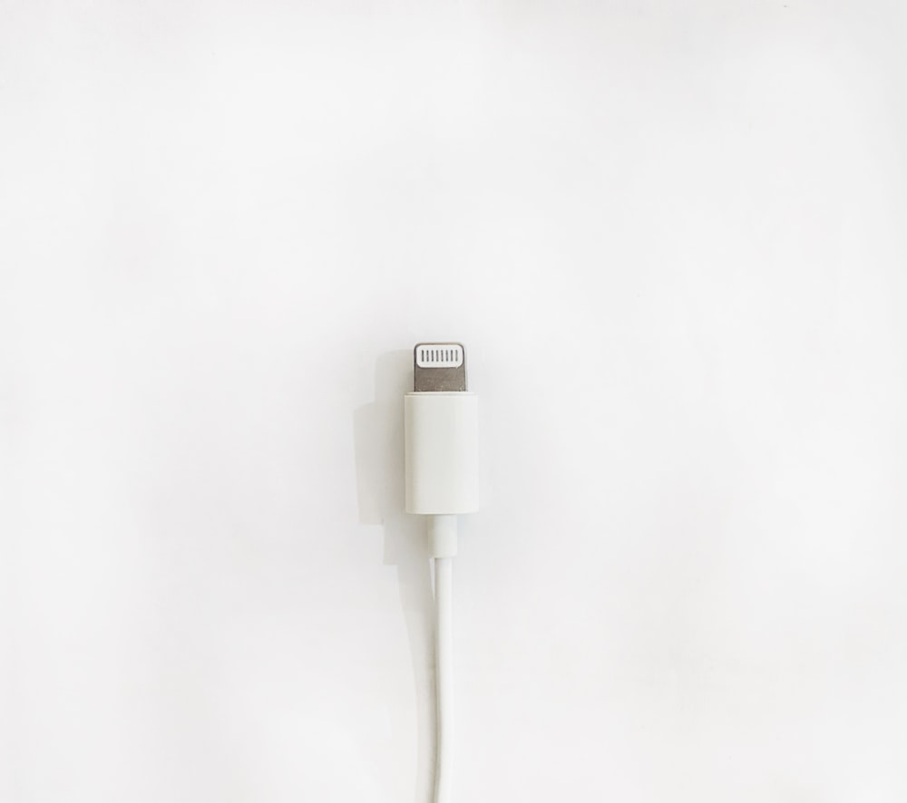 흰색 표면에 흰색 USB 케이블