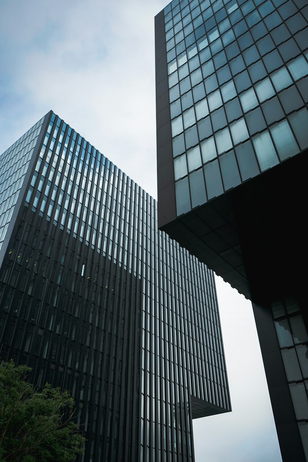 Edificio de hormigón gris bajo el cielo nublado durante el día