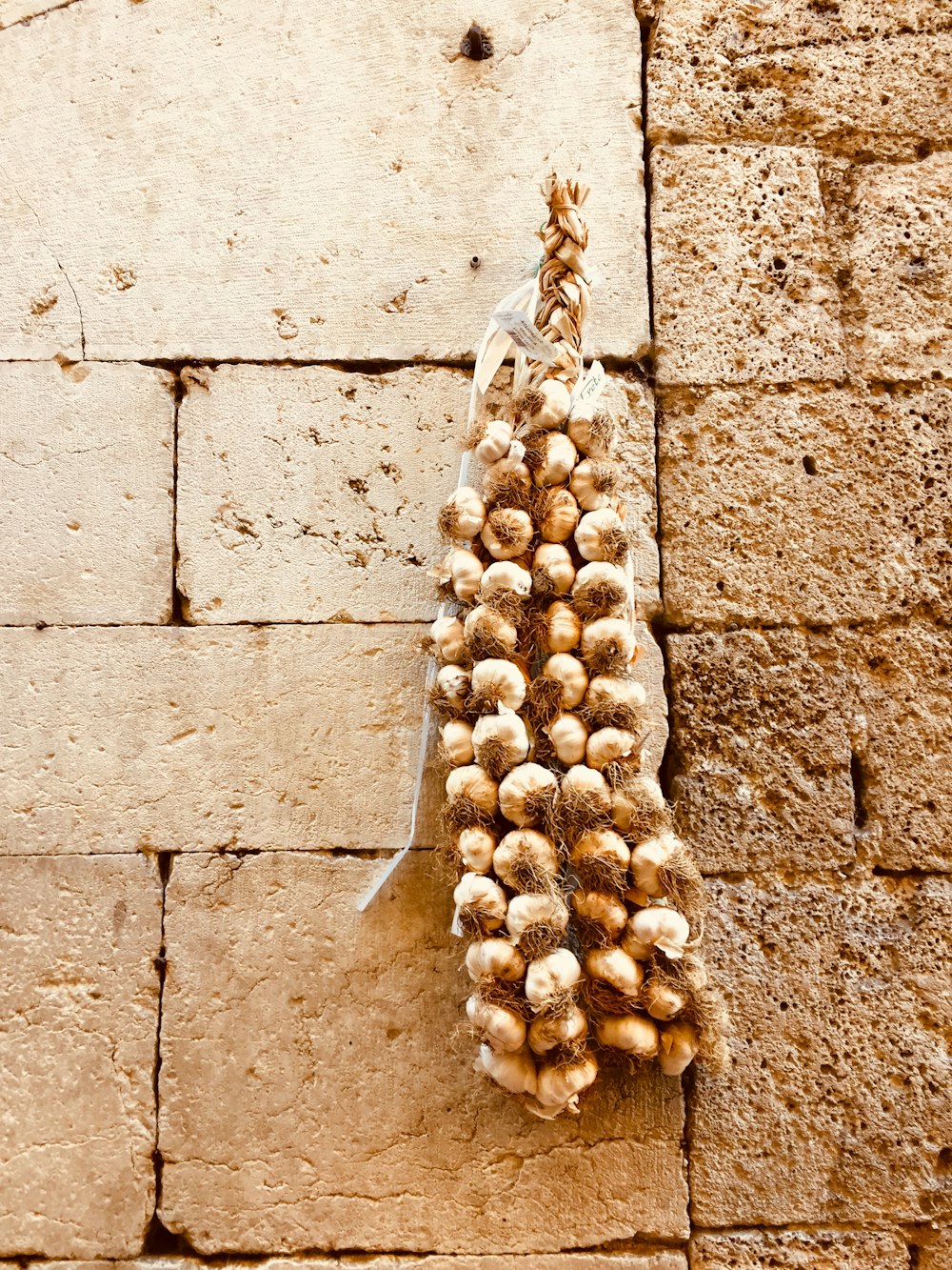 bastone di legno marrone su muro di cemento marrone