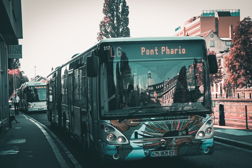 bus rouge et noir sur la route pendant la journée