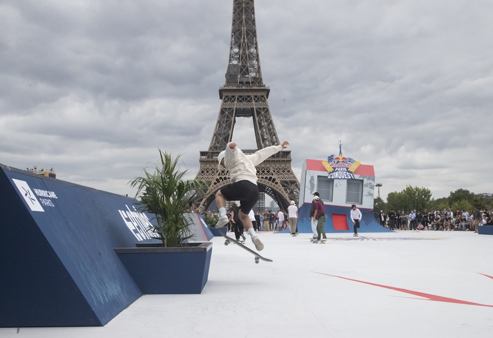 낮에 에펠탑 근처에서 농구를 하는 사람들