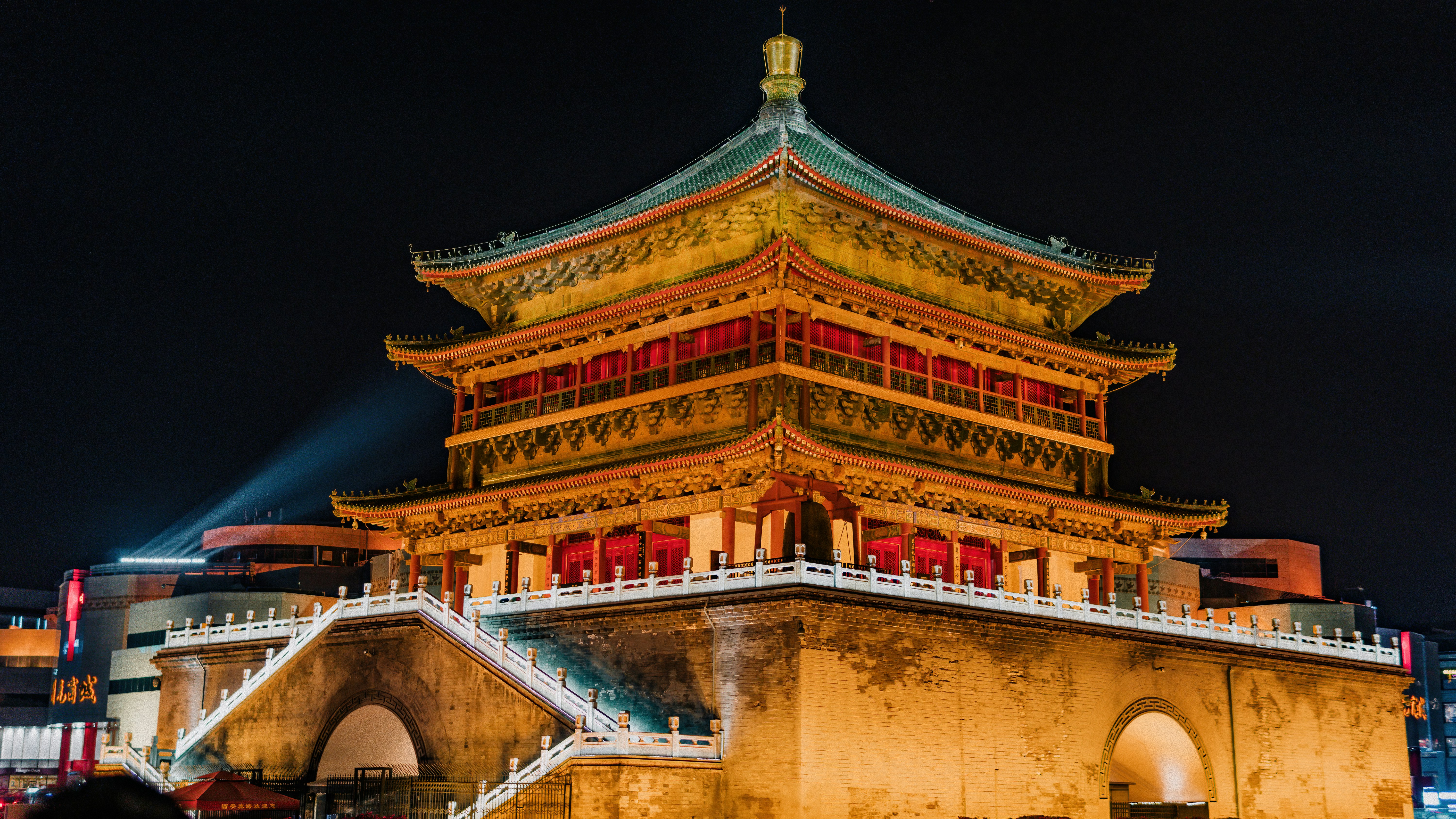 Braunes und rotes Betongebäude während der Nacht