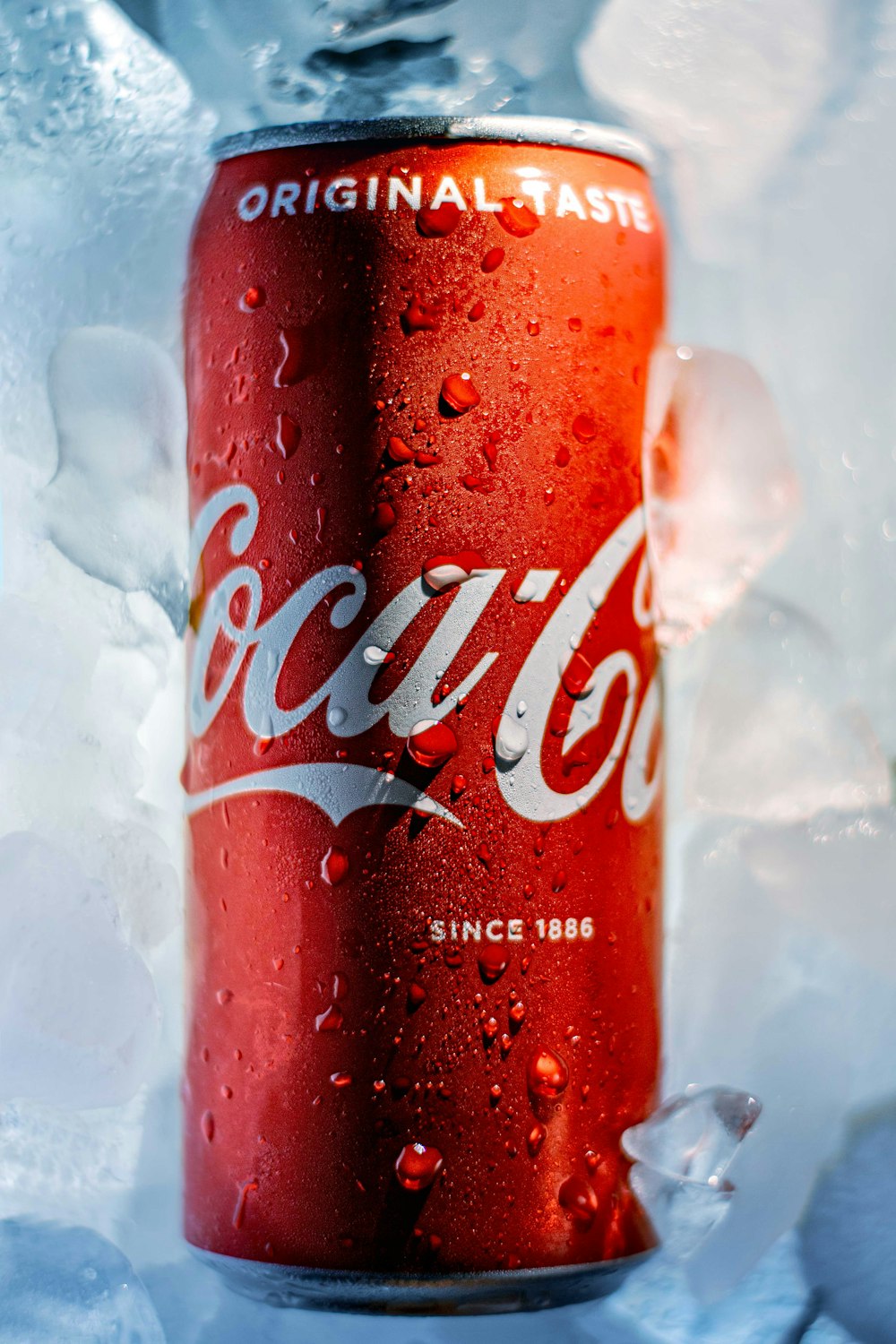 lattina di coca cola su tessuto bianco