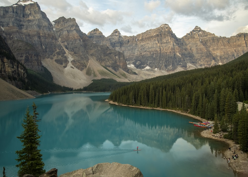 Lac près de la chaîne de montagnes pendant la journée