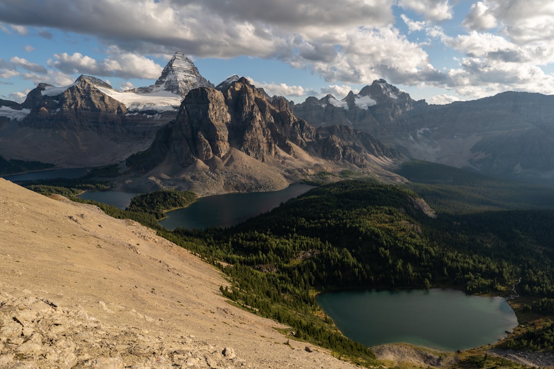 lake in the middle of mountains