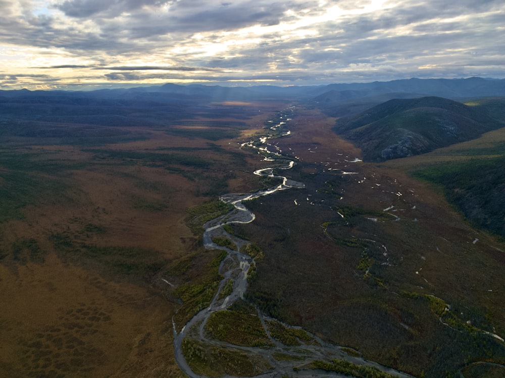 Luftaufnahme der grünen und braunen Berge tagsüber