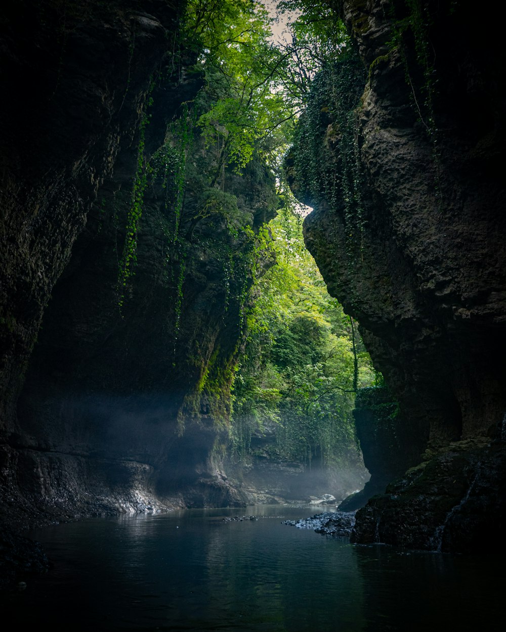Wasserfallen zwischen grünen, moosbedeckten Felsen