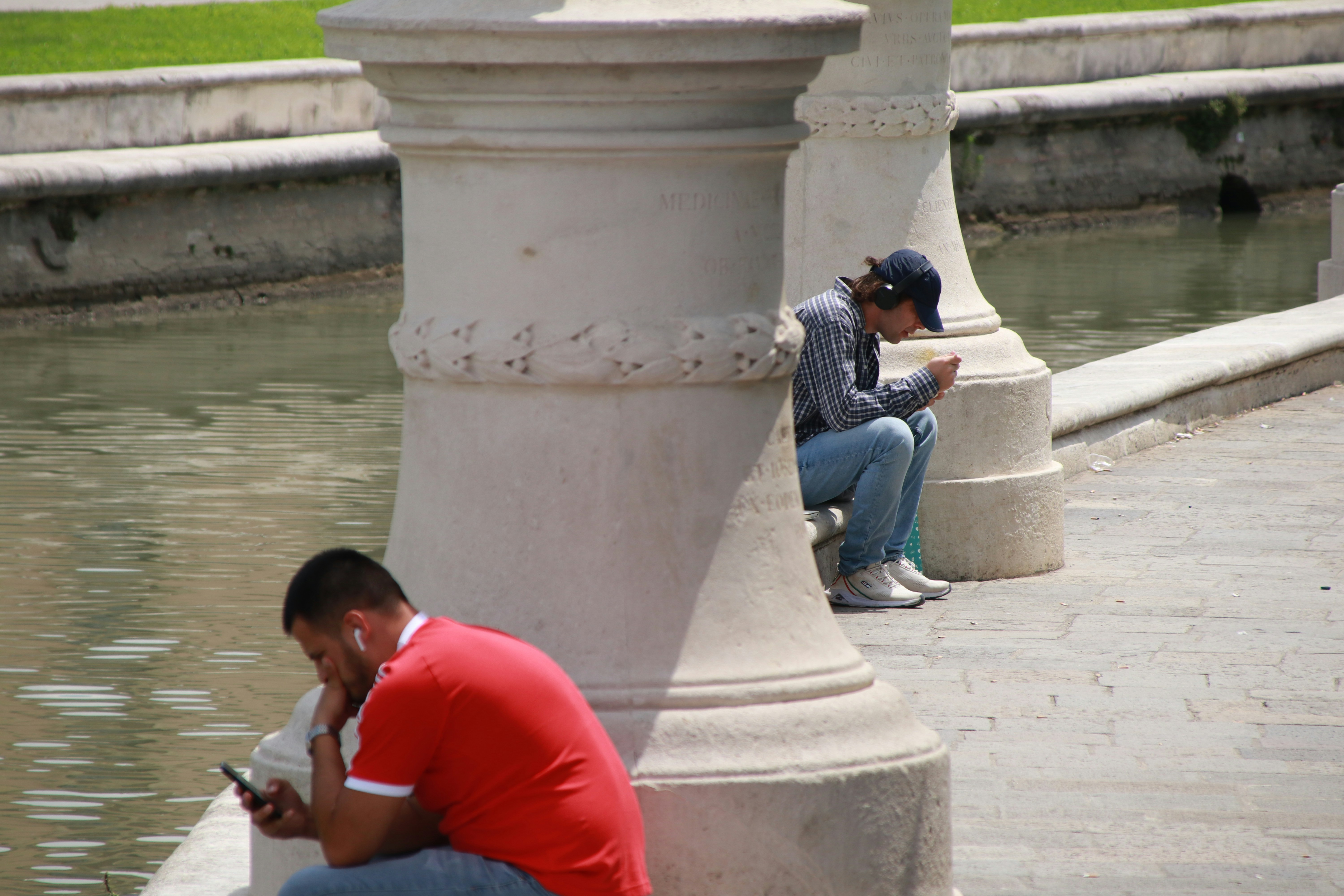 Postulantes revisando resultados desde sus celulares en Lima