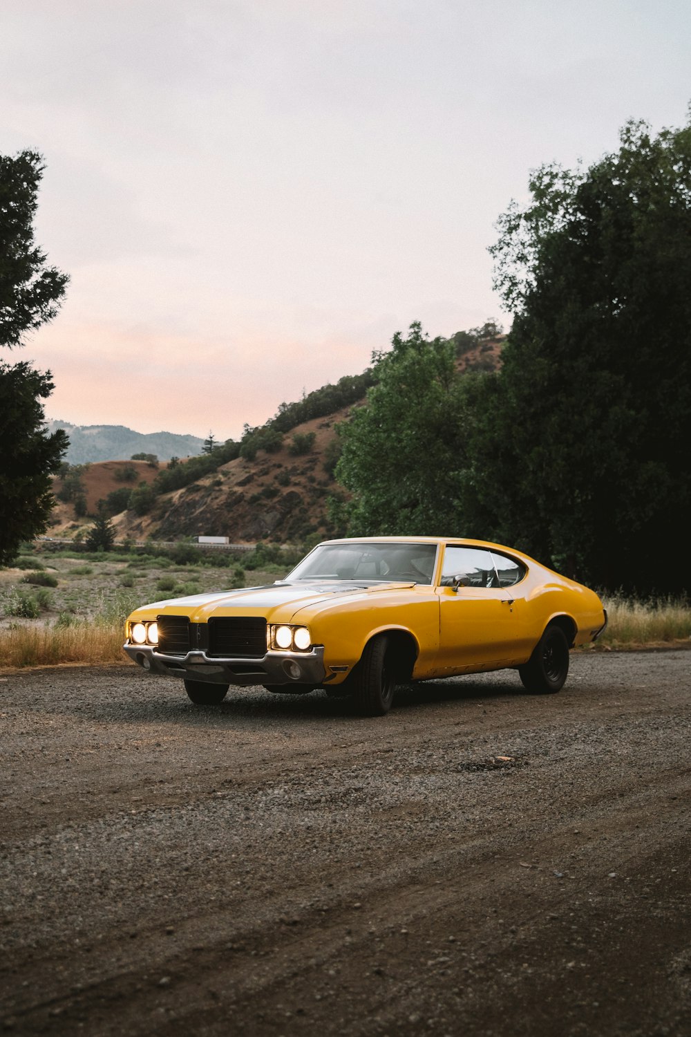 Chevrolet Camaro gialla su strada durante il giorno