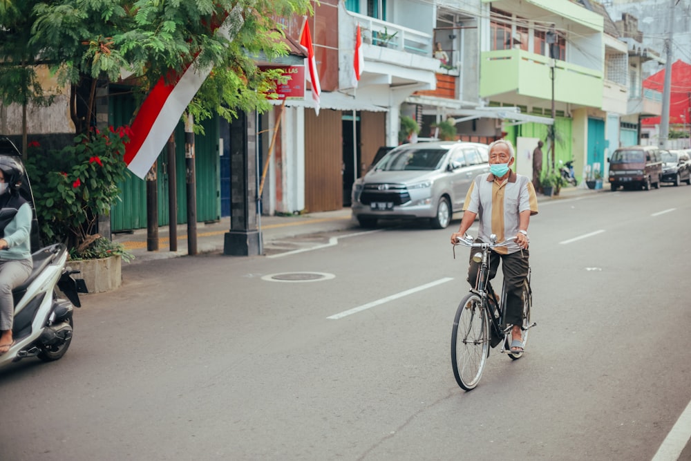 femme en débardeur blanc équivalant à vélo pendant la journée