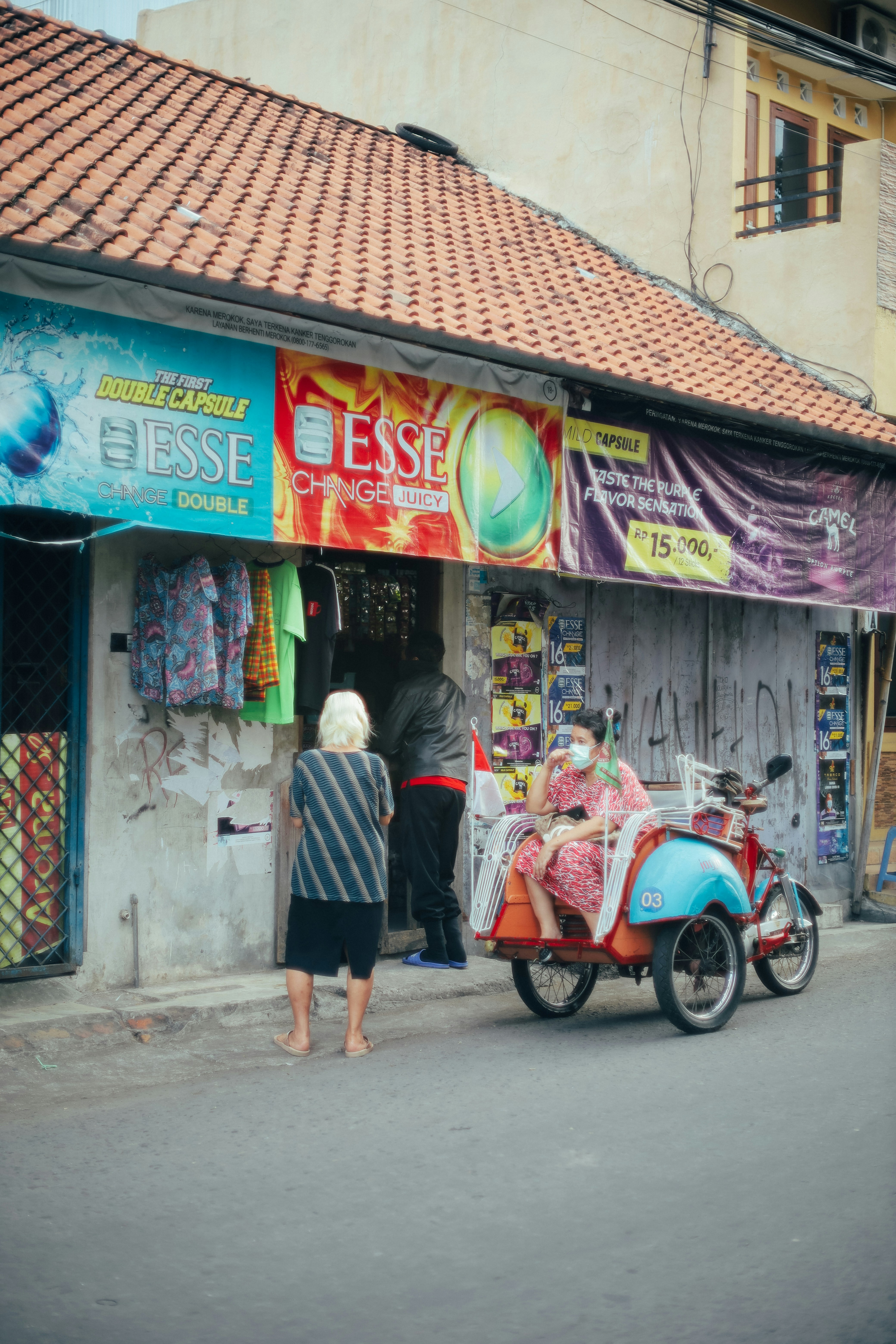 uomo in polo a righe bianche e nere in piedi accanto alla donna in strisce bianche e nere