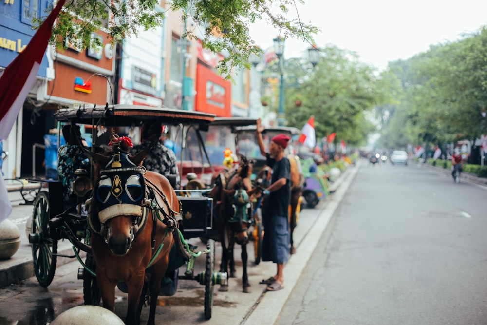 gente montando a caballo en la calle durante el día