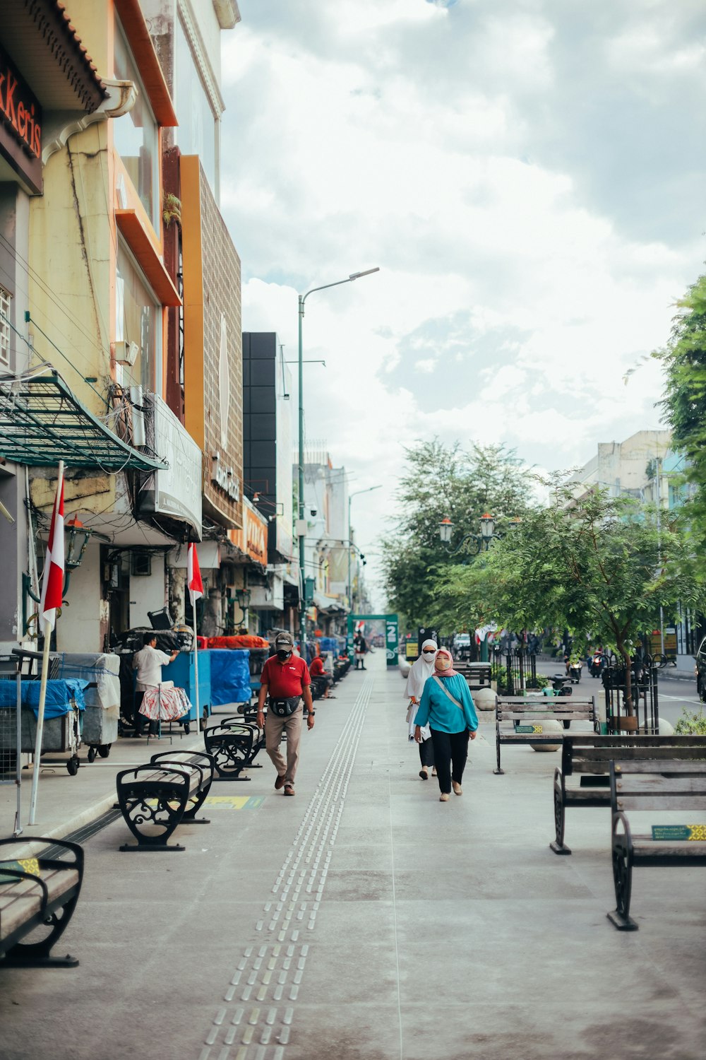 Personas que caminan por la acera durante el día