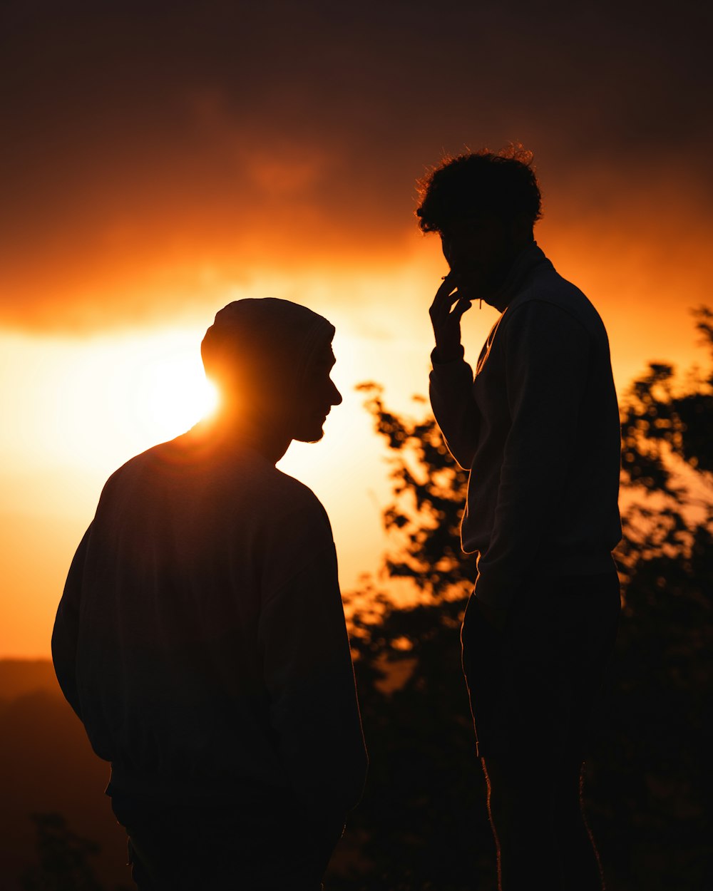 Silhouette von Mann und Frau bei Sonnenuntergang