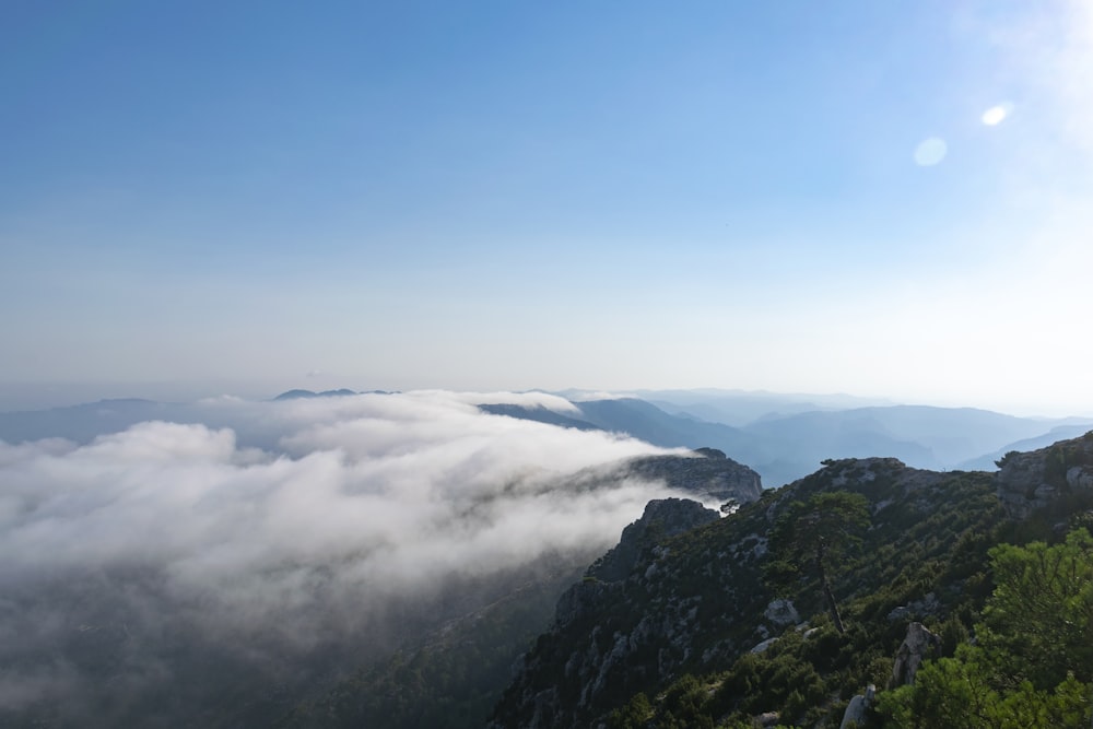 montagne verdi sotto il cielo blu durante il giorno