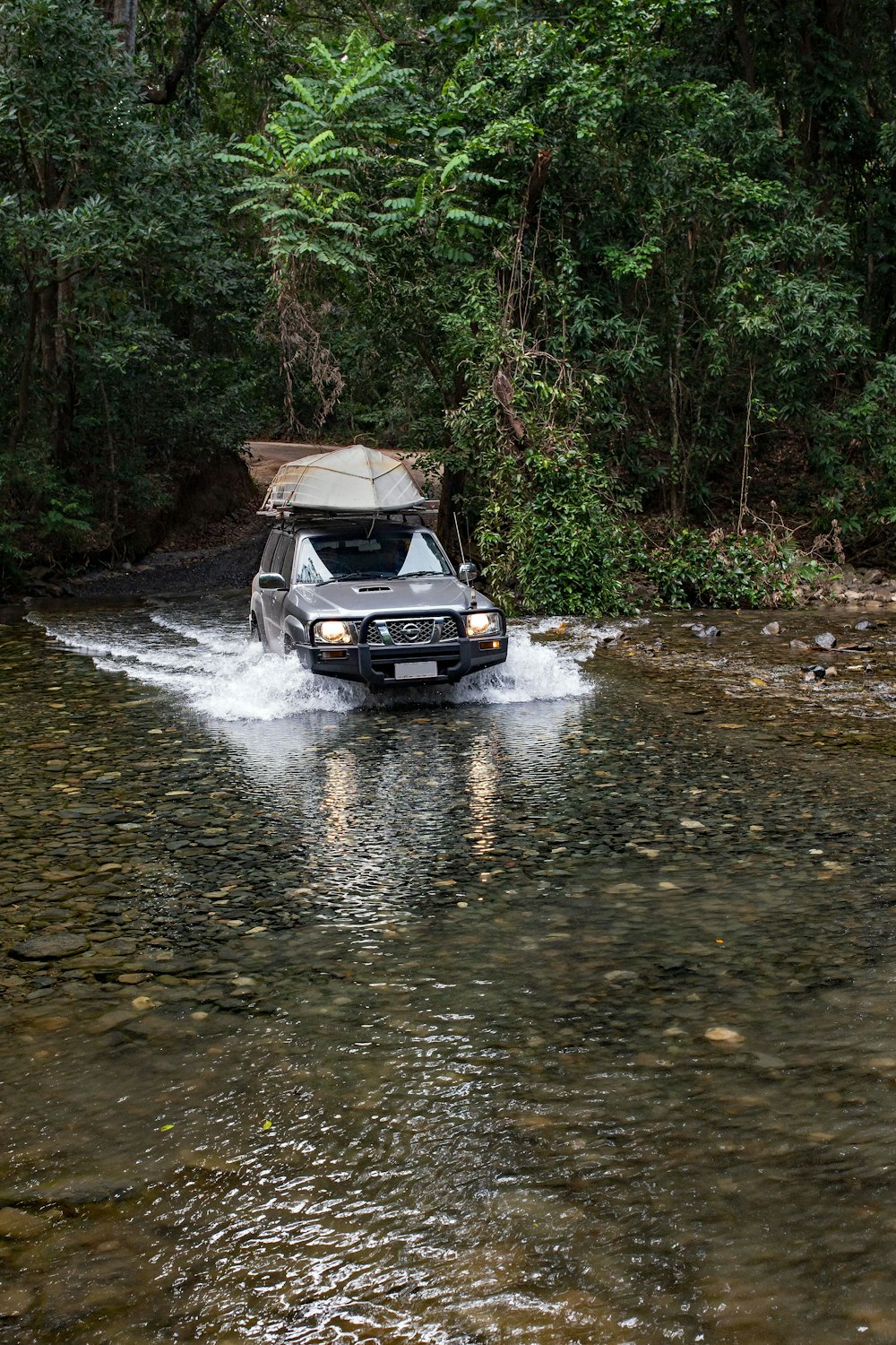 Auto blu sul fiume durante il giorno