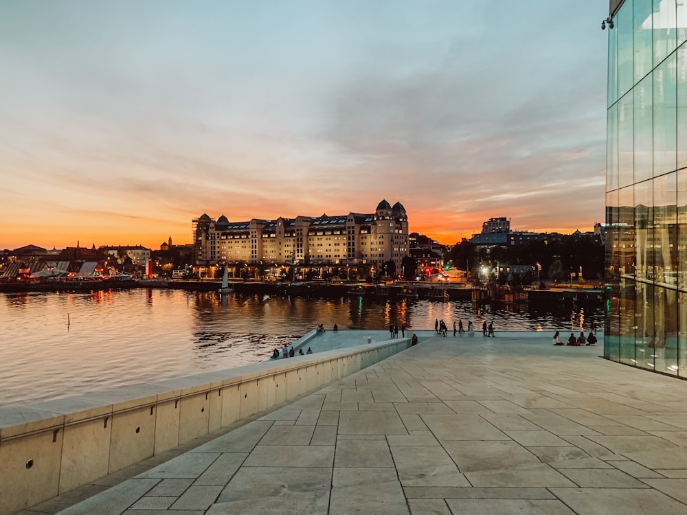 un grand plan d’eau à côté d’un grand bâtiment