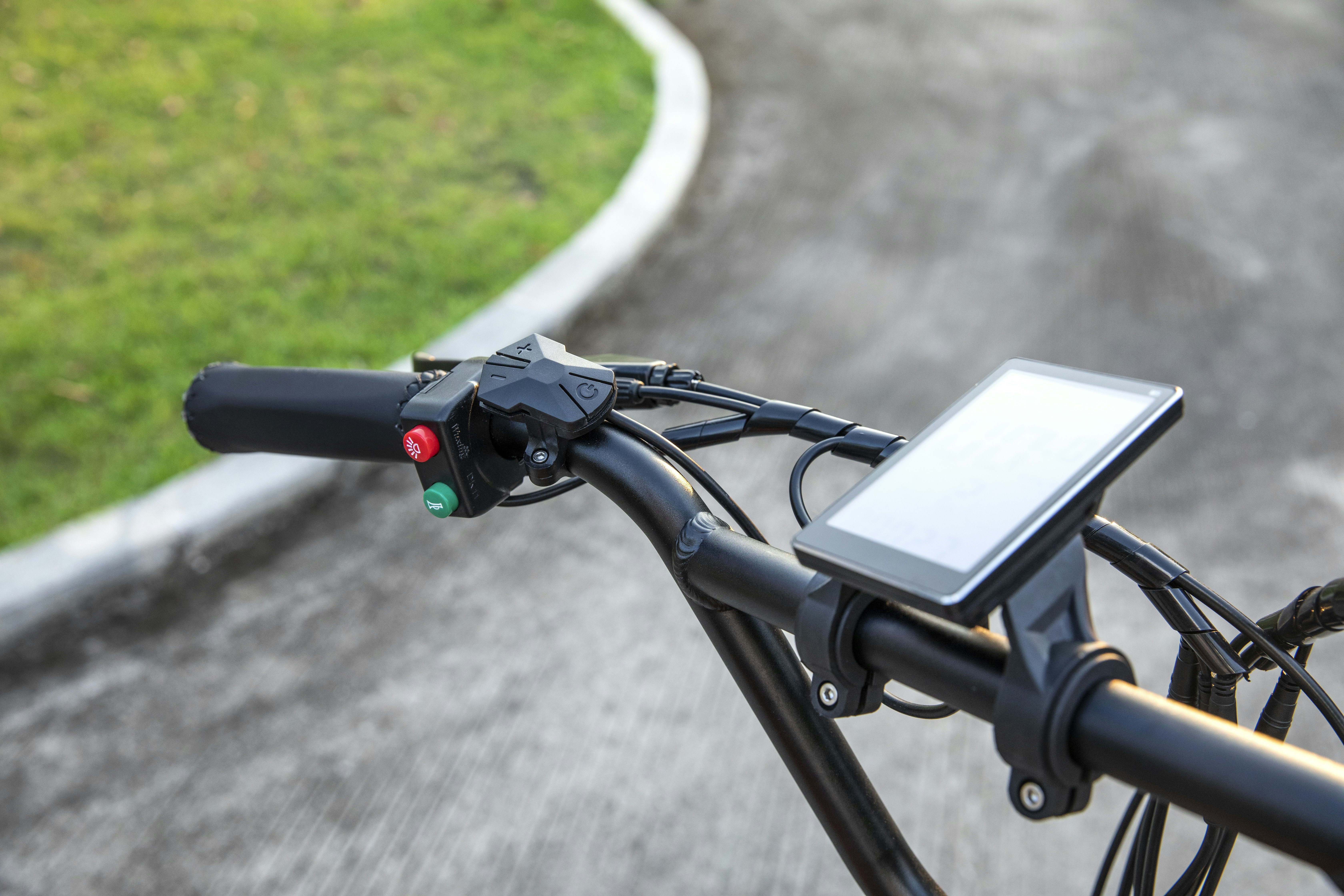schwarzer Fahrradlenker auf grauem Betonboden