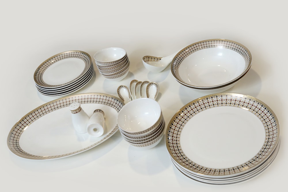 set di tazze da tè in ceramica bianca e nera