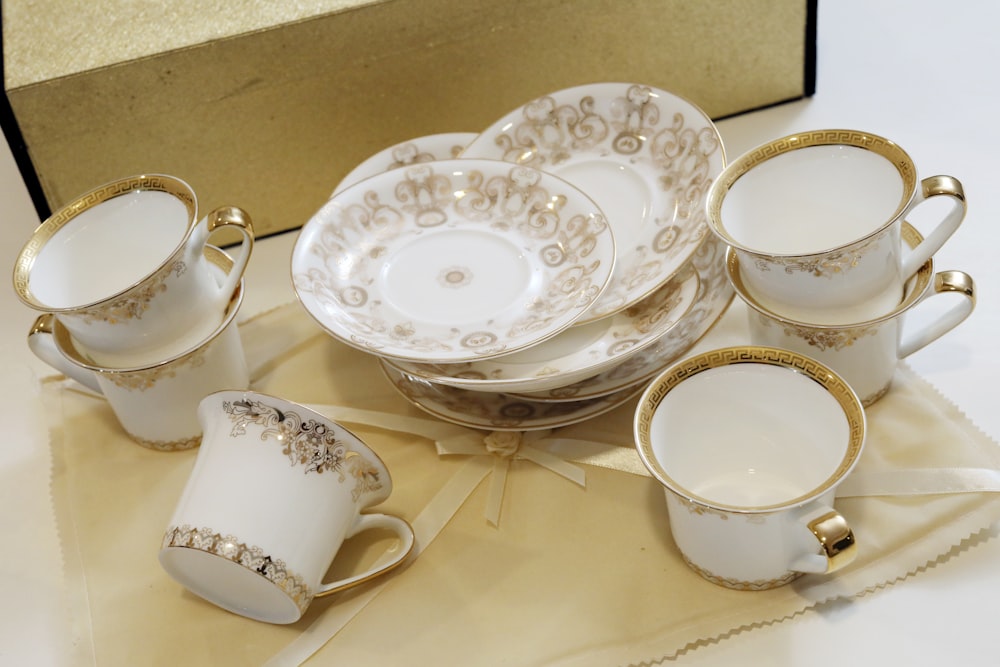 tazza da tè in ceramica bianca su piattino