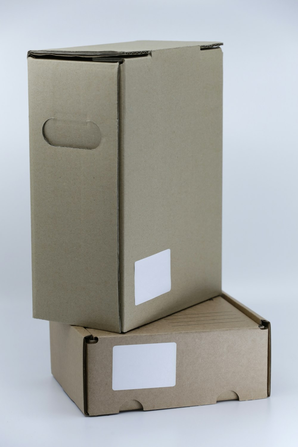 boîte en carton gris sur table blanche