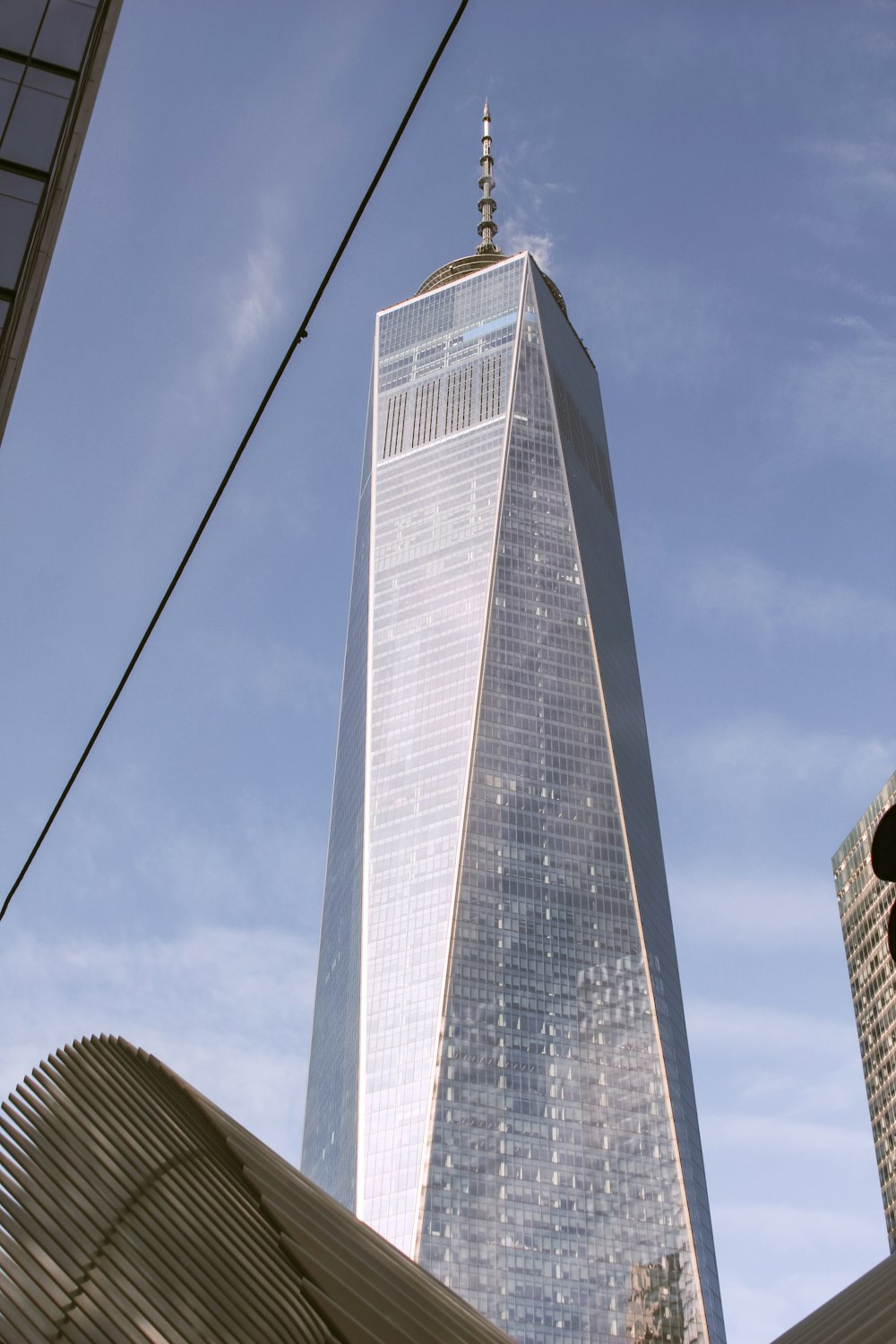 Edificio de hormigón gris bajo el cielo azul durante el día